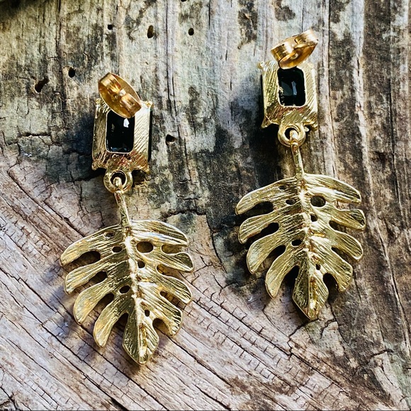 FP Emerald Monstera Drop Earrings - Picture 3 of 4